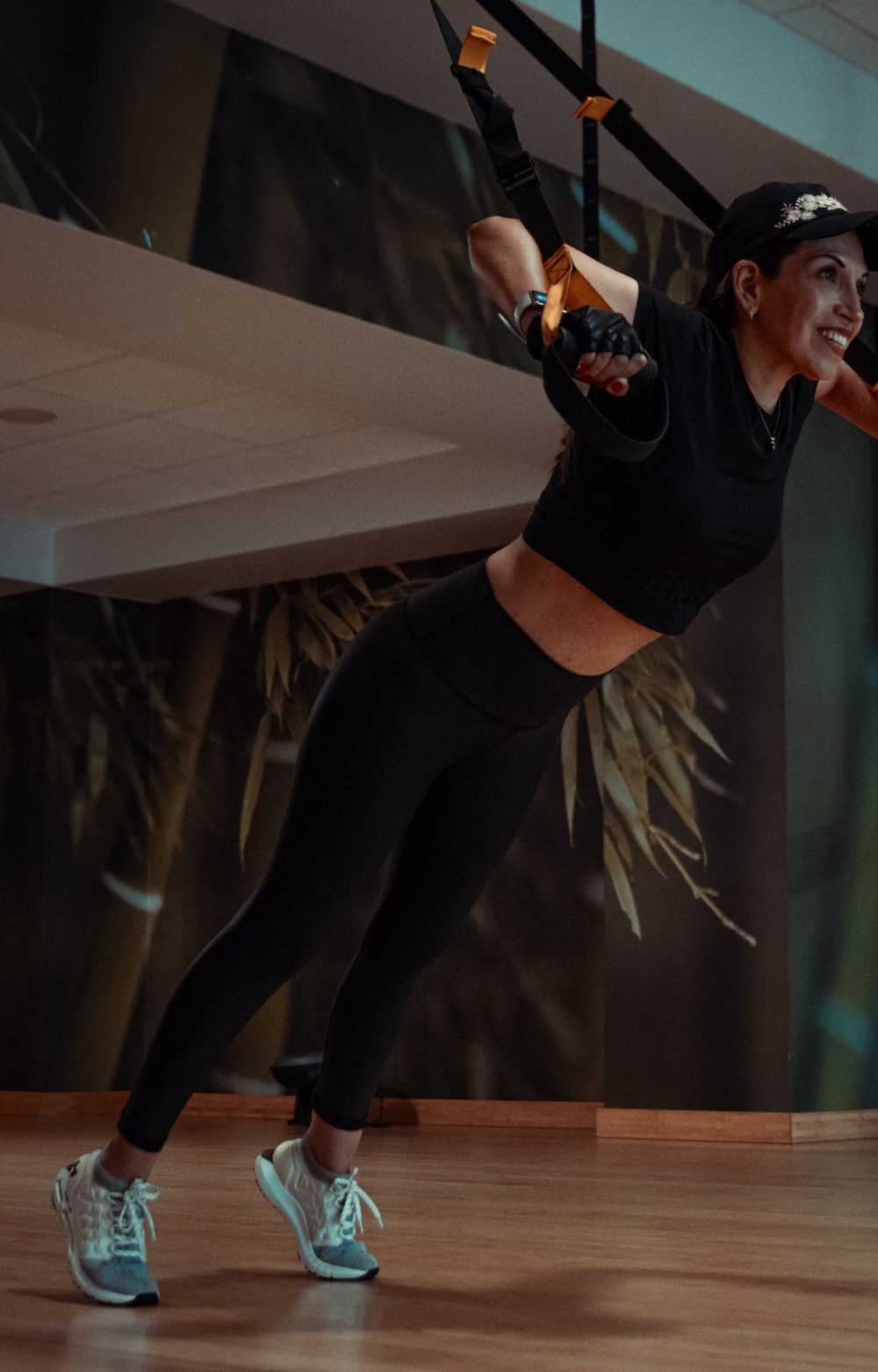 Socia entrenando con TRX