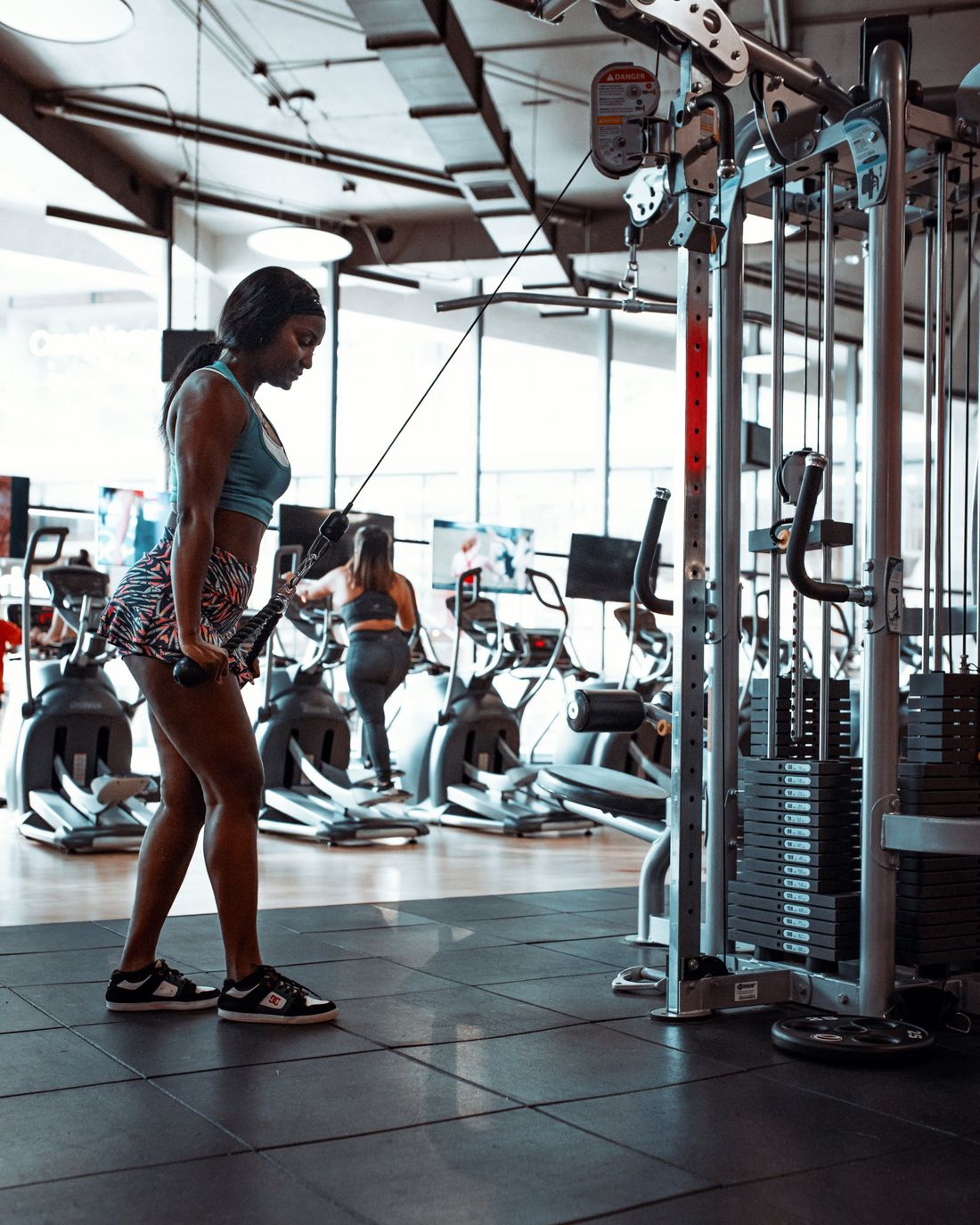 Socia trabajando tríceps en polea