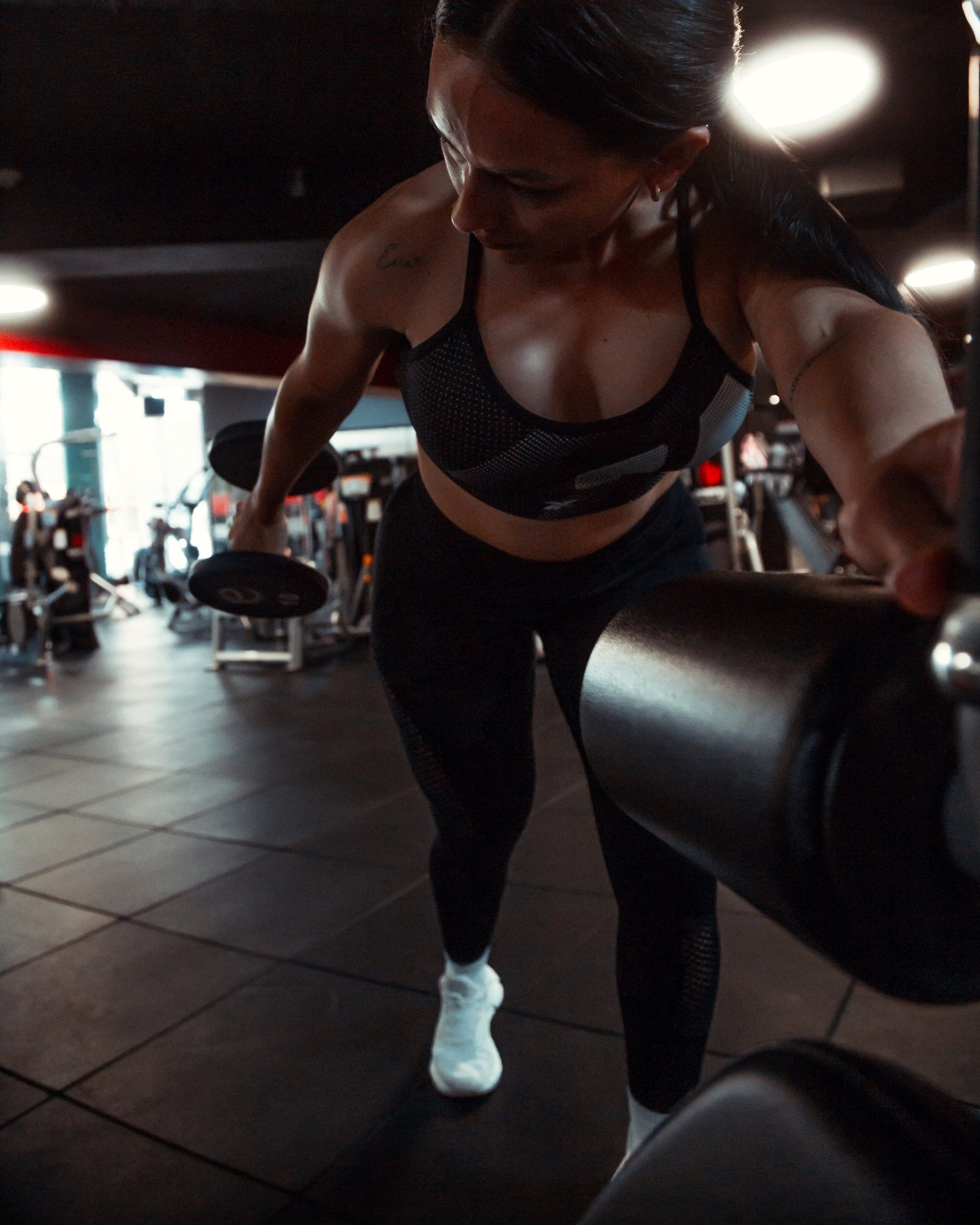 Socia entrenando con mancuernas en la sala