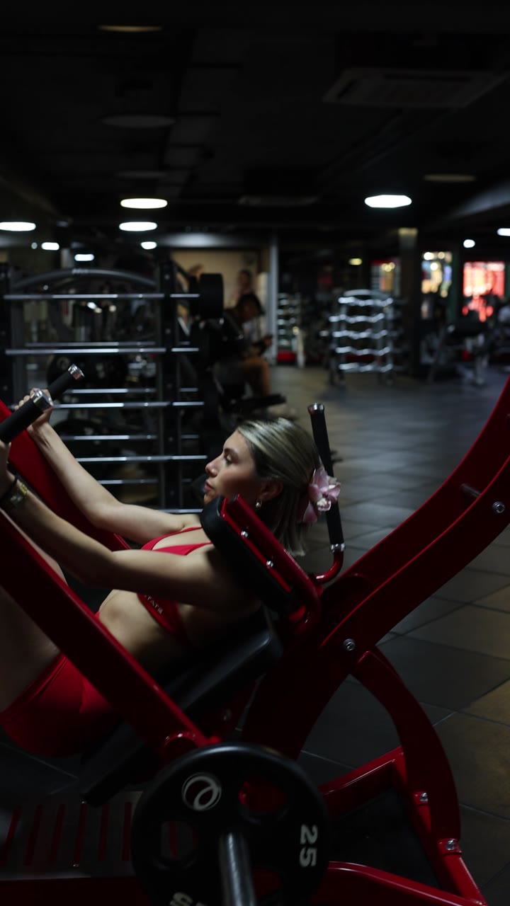 Socia entrenando en el pendulum squat