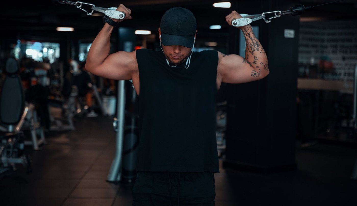 Socio entrenando en las poleas de New World Fit